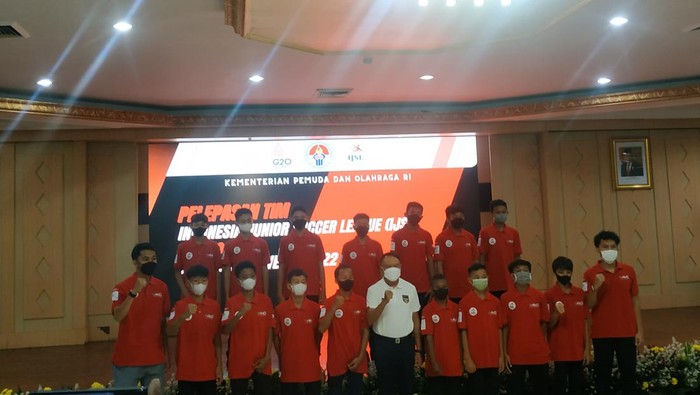 Menpora Zainudin Amali melepas Tim Indonesia Junior Soccer League (IJSL) 2022 yang akan mengikuti turnamen sepakbola remaja internasional, Gothia Cup 2022.