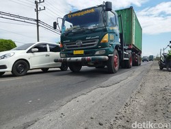 Pengendara Keluhkan Jalan Manyar-Sembayat yang Retak dan Bergelombang
