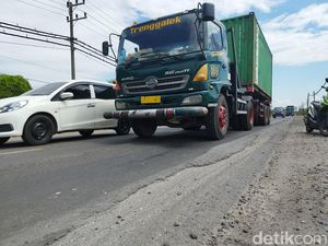 Pengendara Keluhkan Jalan Manyar-Sembayat yang Retak dan Bergelombang Pengendara Keluhkan Jalan Manyar-Sembayat yang Retak dan Bergelombang