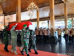 Gibran Pimpin Upacara Penghormatan Jenazah Mantan Walkot Imam Soetopo