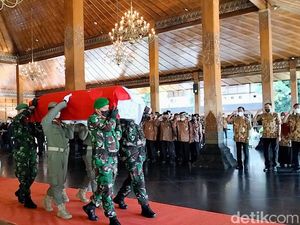 Gibran Pimpin Upacara Penghormatan Jenazah Mantan Walkot Imam Soetopo Gibran Pimpin Upacara Penghormatan Jenazah Mantan Walkot Imam Soetopo