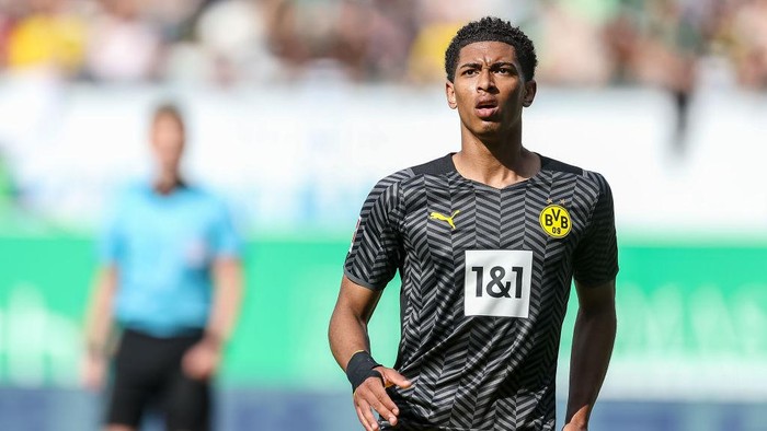 FUERTH, GERMANY - MAY 07: Jude Bellingham of Borussia Dortmund looks on during the Bundesliga match between SpVgg Greuther Fürth and Borussia Dortmund at Sportpark Ronhof Thomas Sommer on May 7, 2022 in Fuerth, Germany. (Photo by Roland Krivec/vi/DeFodi Images via Getty Images)