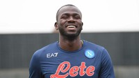 Kedua, Kalidou Koulibaly (Napoli). Berpengalaman main di Serie A dan Eropa, serta kontraknya di Napoli tersisa setahun. Untuk pemain 31 tahun, valuasinya masih tinggi, yaitu 35 juta Euro. Foto: SSC NAPOLI via Getty Images/SSC NAPOLI
