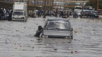 Karachi Kebanjiran, Mobil Motor Berenang, Ini Foto-fotonya