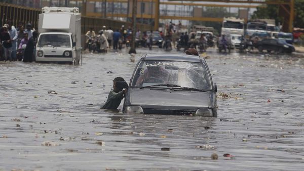 Karachi Kebanjiran, Mobil Motor Berenang, Ini Foto-fotonya