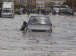 Karachi Kebanjiran, Mobil Motor Berenang, Ini Foto-fotonya