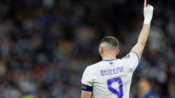 MADRID, SPAIN - MARCH 09: Karim Benzema of Real Madrid CF celebrates after scoring his teams second goal during the UEFA Champions League Round Of Sixteen Leg Two match between Real Madrid and Paris Saint-Germain at Estadio Santiago Bernabeu on March 9, 2022 in Madrid, Spain. (Photo by Berengui/DeFodi Images via Getty Images)