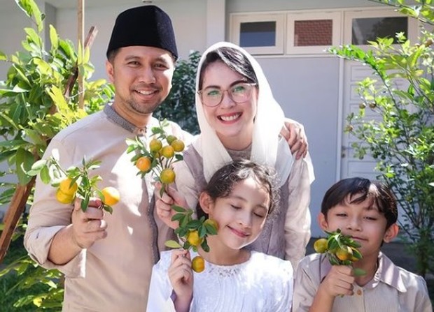 Keluarga Arumi Bachsin/Foto : instagram.com/arumibachsin_94 Keluarga Arumi Bachsin berfoto dengan jeruk Kalimantan yang dipanen di rumah