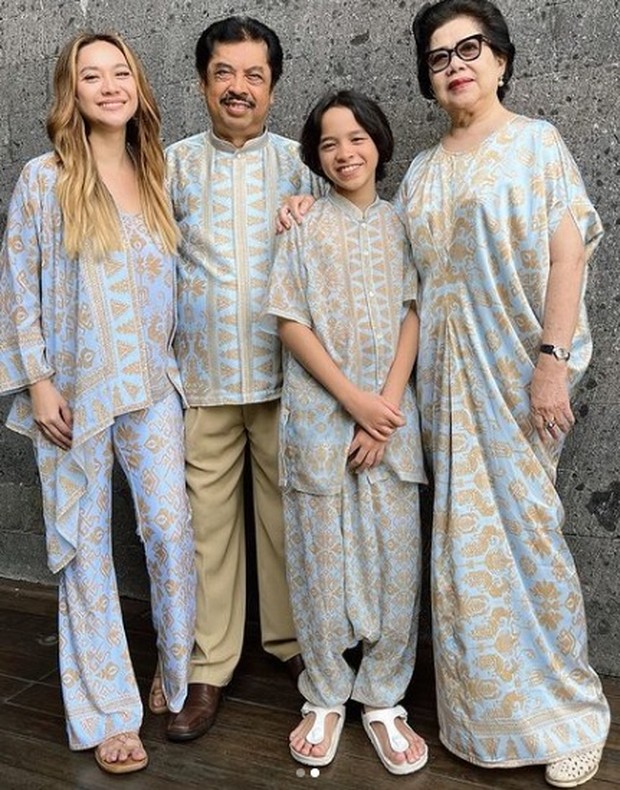 Keluarga Bunga Citra Lestari/Foto : instagram.com/bclsinclair Keluarga Bunga Citra Lestari mengenakan busana bernuansa bohemian