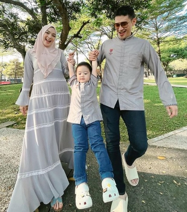 Keluarga Citra Kirana/Foto : instagram.com/citraciki Keluarga Citra Kirana dan Rezky Aditya bersama putra mereka yang pertama kali ikut sholat Ied di lapangan terbuka