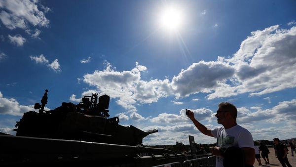 Kendaraan Tempur Rusia yang Hancur Jadi Tontonan Warga