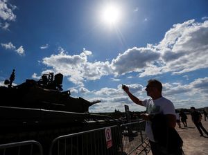 Kendaraan Tempur Rusia yang Hancur Jadi Tontonan Warga