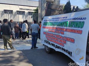 Korban Lumpur Sidoarjo Geruduk DPRD, Tuntut Ganti Rugi Fasum-Pemakaman Umum Korban Lumpur Sidoarjo Geruduk DPRD, Tuntut Ganti Rugi Fasum-Pemakaman Umum