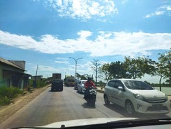 Lalu Lintas di Jalan Duduk Sampeyan Gresik Padat Merayap