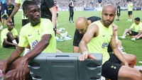 Udara panas nan lembab jadi tantangan tambahan. Para pemain Spurs sampai kehausan dan terkapar di pinggir lapangan (Tottenham Hotspur FC via Getty I/Tottenham Hotspur FC)
