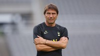 Para pemain menjalani latihan yang dipimpin langsung manajer Antonio Conte. Latihannya nggak main-main, para pemain sampai terkapar! (Tottenham Hotspur FC via Getty I/Tottenham Hotspur FC)