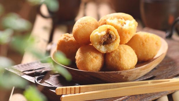 Combro is a typical West Java food made from cassava with oncom contents inside.