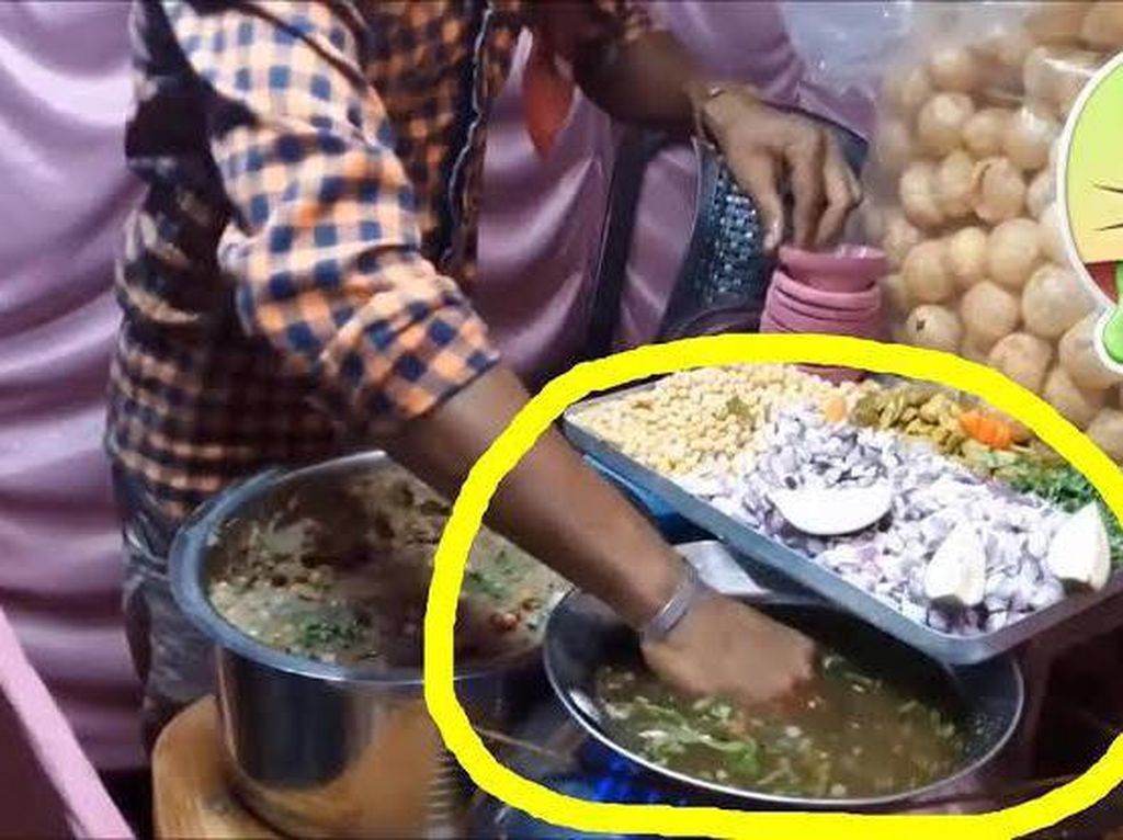 Hii! 10 Penjual Jajanan Kali Lima di India Ini Aduk Makanan Pakai Tangan