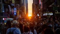 Menikmati Cahaya Emas Manhattanghenge di Langit New York