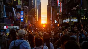 Menikmati Cahaya Emas Manhattanghenge di Langit New York