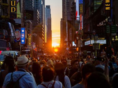 Menikmati Cahaya Emas Manhattanghenge di Langit New York