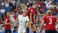 Tandukan Beth Mead berhasil membuat Inggris unggul 4-0 di babak pertama. Alessia Russo juga mencatatkan namanya di papan skor