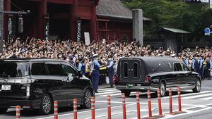 Warga Berdesakan Melepas Jenazah Shinzo Abe untuk Dikremasi