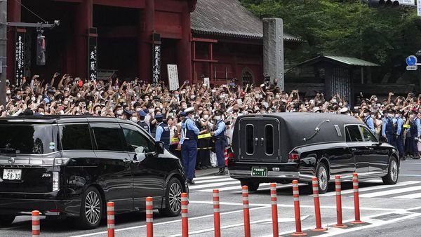 Warga Berdesakan Melepas Jenazah Shinzo Abe untuk Dikremasi