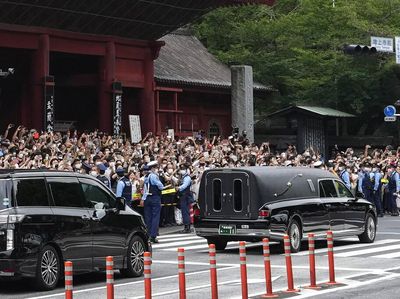 Warga Berdesakan Melepas Jenazah Shinzo Abe untuk Dikremasi