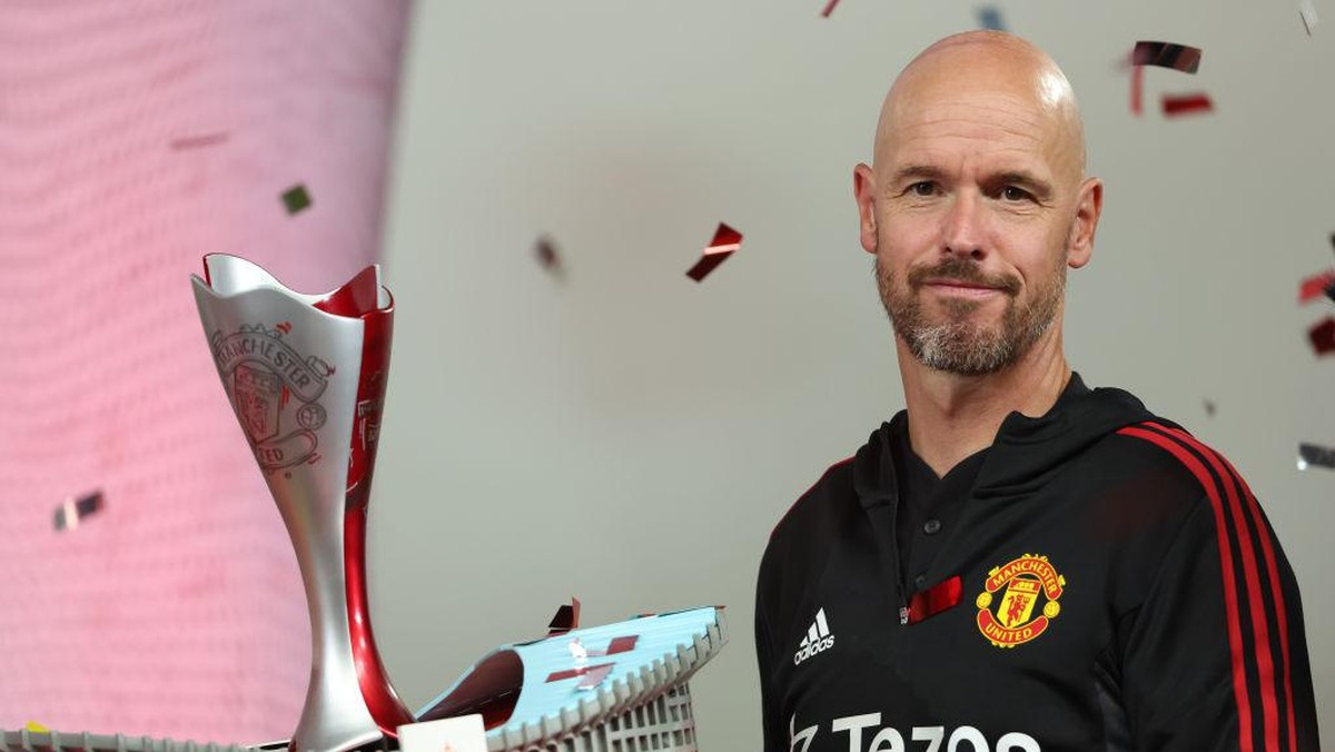 Manajer MU Erik ten Hag usai timnya menggilas Liverpool di laga pramusim. Foto: Getty Images/Matthew Ashton - AMA
