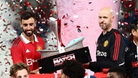 Man United-lah yang berhak mengangkat piala usai mengalahkan Liverpool. Foto: AFP via Getty Images/JACK TAYLOR