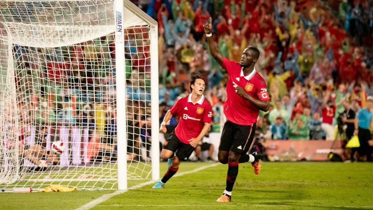 Aksi Eric Bailly dalam gol keempat laga pramusim MU vs Liverpool. Foto: Manchester United via Getty Imag/Ash Donelon