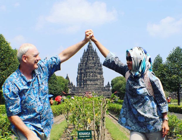 Nikmatul Rosidah dan sang suami, Paul Dobson/ Foto: facebook.com/@nikmatulr