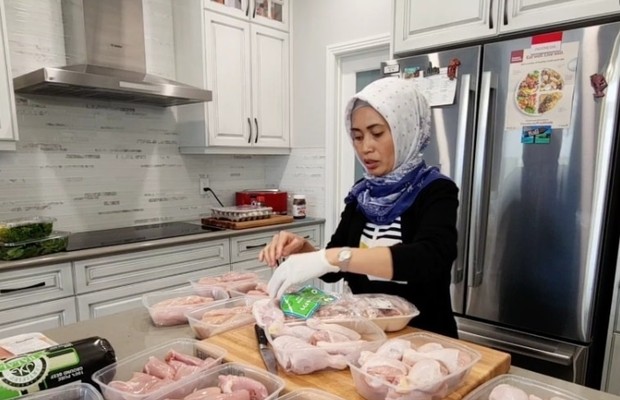 Nikmatul Rosidah memasak di dapur rumahnya di Kanada/ Foto: facebook.com/@nikmatulr