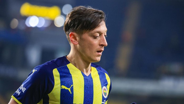 ISTANBUL, TURKEY - JANUARY 19: Mesut Ozil of Fenerbahce SK during the Super Lig match between Fenerbahce and Altay at Sukru Saracoglu Stadium on January 19, 2022 in Istanbul, Turkey (Photo by /BSR Agency/Getty Images)