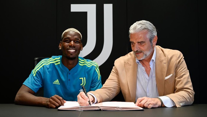 TURIN, ITALY - JULY 11: Paul Pogba Signs For Juventus at Juventus headquarters with Maurizio Arrivabene on July 11, 2022 in Turin, Italy. (Photo by Daniele Badolato - Juventus FC/Juventus FC via Getty Images)