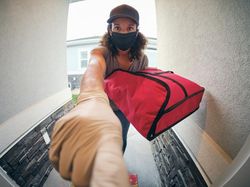 Kocak! Akibat Salah Paham, Pria Ini Usir Kurir Makanan yang Ditunggunya