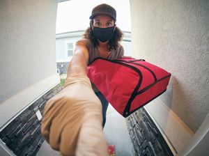 Kocak! Akibat Salah Paham, Pria Ini Usir Kurir Makanan yang Ditunggunya