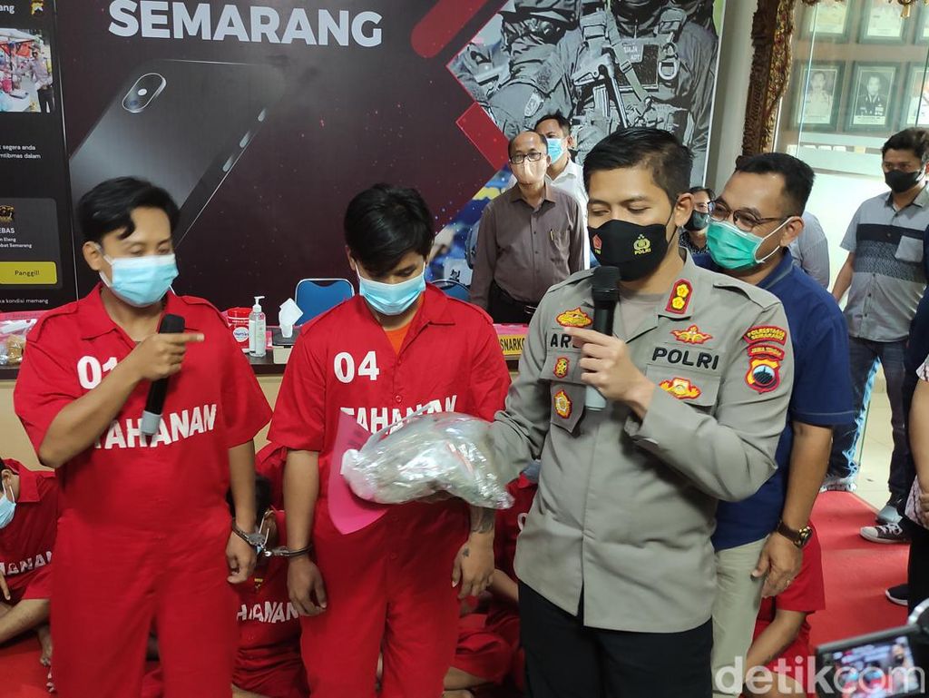 Kurir Ekspedisi Nyambi Kirim Ganja di Semarang Diringkus