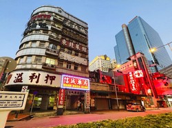 Pantai di Makau Kembali Buka, tapi Pengunjung Dilarang Berenang