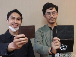 Kreasi Pemuda Bandung Olah Limbah Kopi Jadi Dompet hingga Sepatu