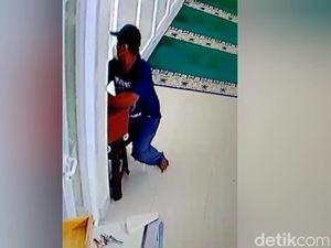 Pura-pura Salat, Pria Bermasker di Purwakarta Gasak Isi Kotak Amal