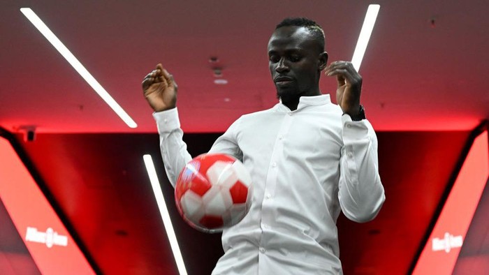 Bayern Munichs Senegalese new forward Sadio Mane plays the ball during a press conference after he signed a three-year deal with German first division football club FC Bayern Munich, in Munich, southern Germany, on June 22, 2022. - Bayern Munich confirmed the signing of Sadio Mane from Liverpool on June 22, as the Senegal forward signed a three-year deal with the Bundesliga champions. Bayern have reportedly paid a fee which could rise to 41 million euros (USD 43 million) for Mane. (Photo by CHRISTOF STACHE / AFP) (Photo by CHRISTOF STACHE/AFP via Getty Images)
