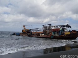 Kapal Tongkang Muatan Alat Berat Terdampar di Perairan Karangasem