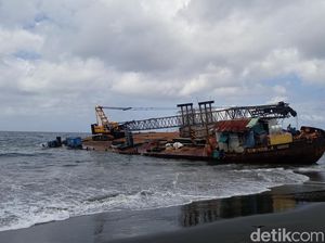 Kapal Tongkang Muatan Alat Berat Terdampar di Perairan Karangasem Kapal Tongkang Muatan Alat Berat Terdampar di Perairan Karangasem