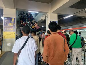Kemenhub Minta Maaf Stasiun Manggarai Penuh Sesak