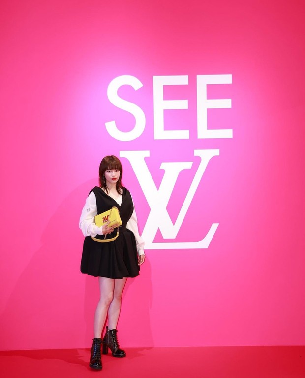 Suzu Hirose/ Foto: Instagram/suzu.hirose.official Suzu Hirose SEE LV Exhibition in Tokyo