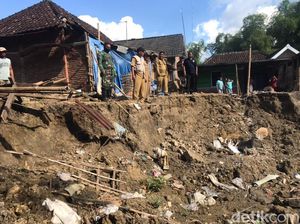 Dua Rumah di Lamongan Longsor Lalu Hanyut Terbawa Arus Bengawan Solo Dua Rumah di Lamongan Longsor Lalu Hanyut Terbawa Arus Bengawan Solo