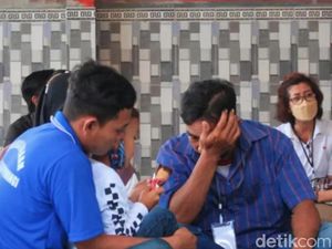 Isak Tangis Pembesuk-Napi Lapas Banyuwangi Setelah 2,5 Tahun Tak Ketemu