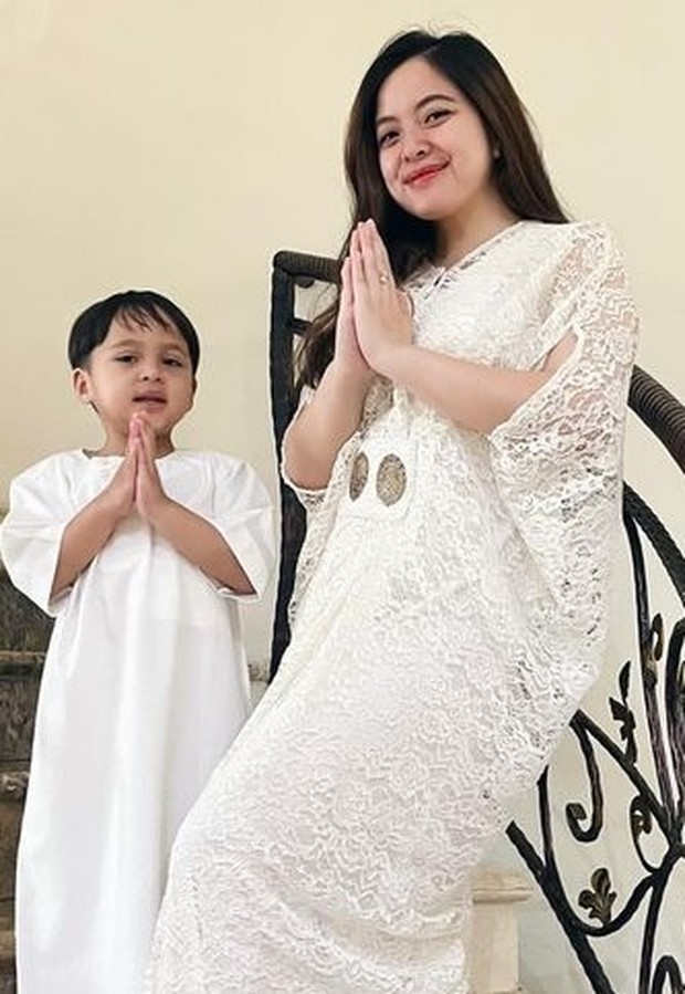 Tasya Kamila dan Arrasya/Foto : instagram.com/tasyakamila Tasya Kamila dan Arrasya tampil berbusana muslim berwarna putih
